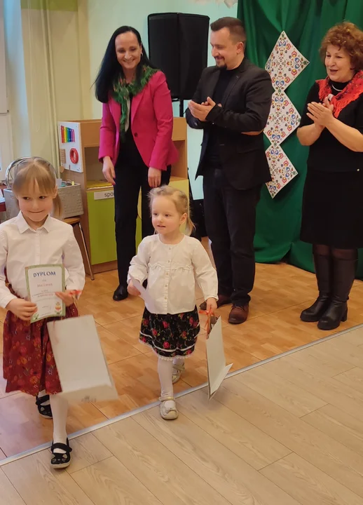 Przedszkolaki prezentują swoje talenty