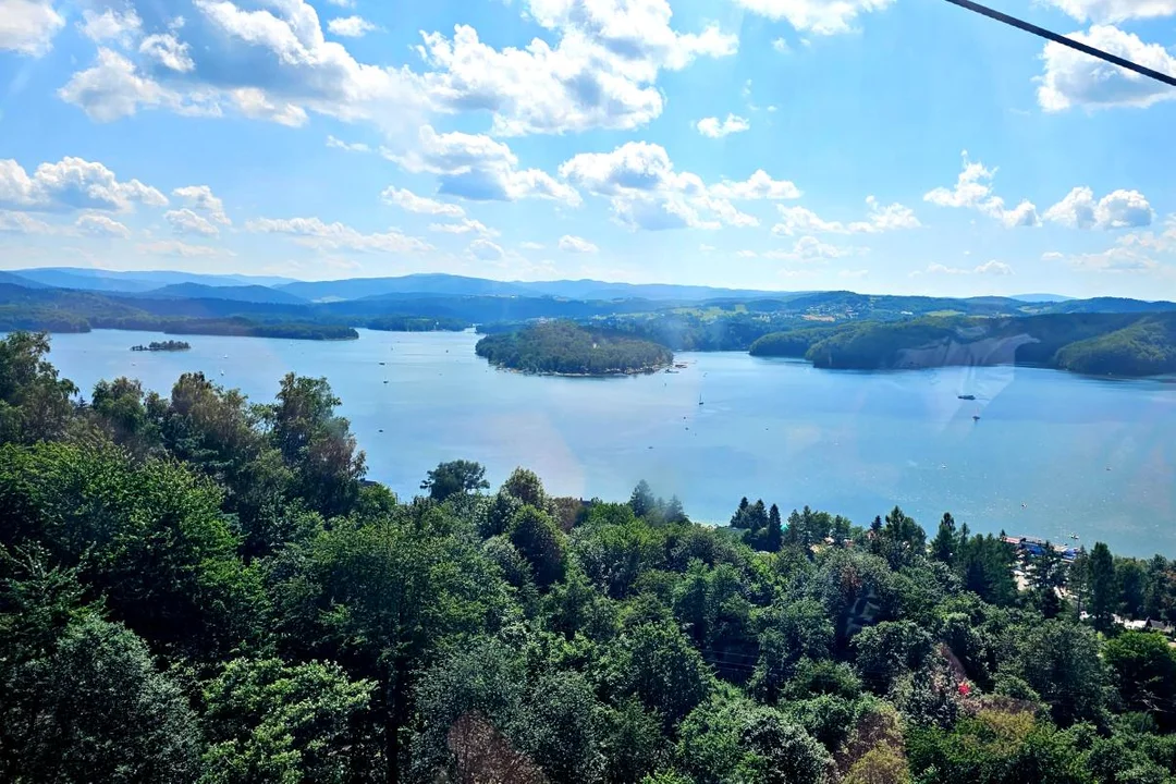 Widok z gondoli na jezioro solińskie