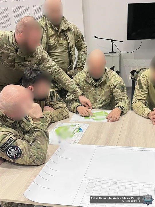 Kontrterroryści w Millenium Hall