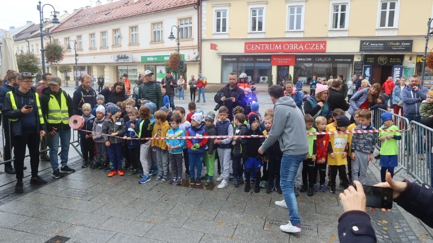 Biegi młodzieżowe 2022 w Rzeszowie. Mnóstwo uczestników [ZDJĘCIA, WIDEO]