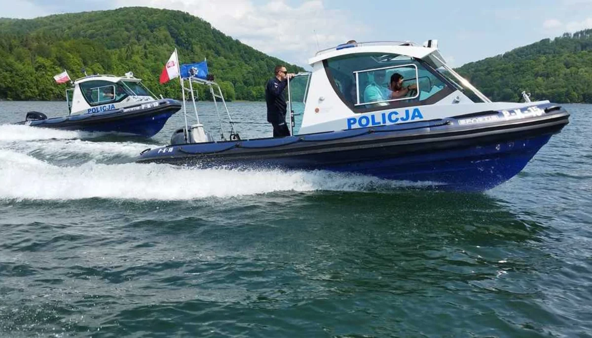 Upozorowana akcja ratunkowa na Jeziorze Solińskim. Policjanci doskonalili umiejętności z zakresu ratownictwa wodnego [ZDJĘCIA] - Zdjęcie główne