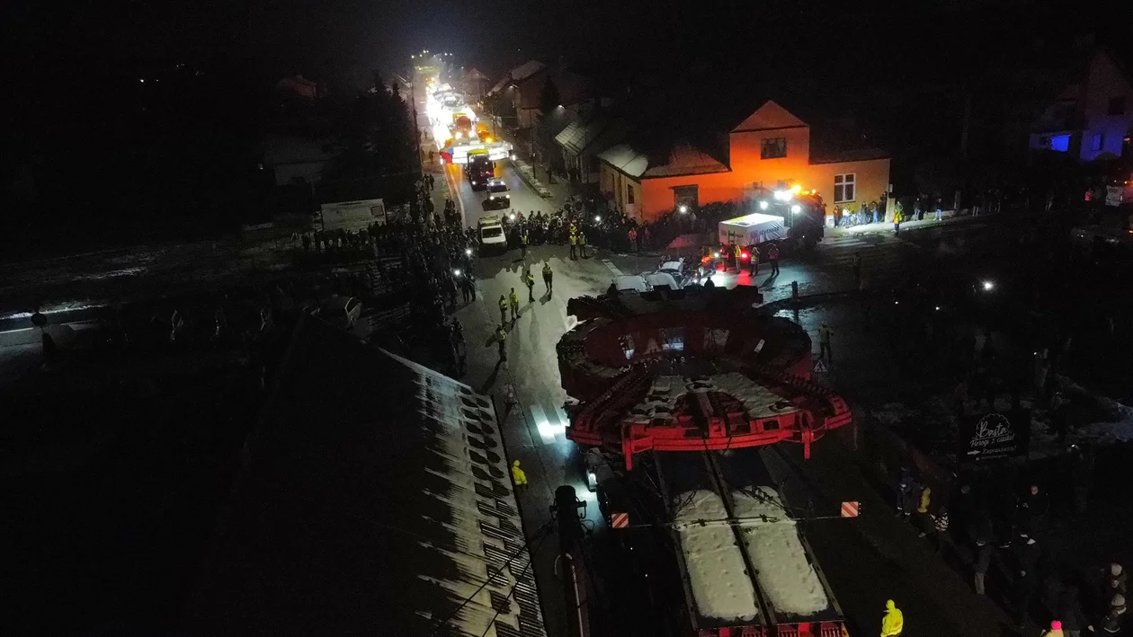 Gigantyczny transport przejechał przez Nisko. Mnóstwo osób na trasie. Tak dużych elementów jeszcze po polskich drogach nie przewożono [ZDJĘCIA, WIDEO Z LOTU PTAKA] - Zdjęcie główne