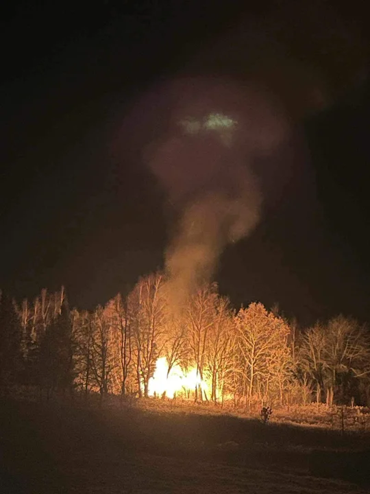 Nocny pożar drewnianego budynku w regionie [ZDJĘCIA]