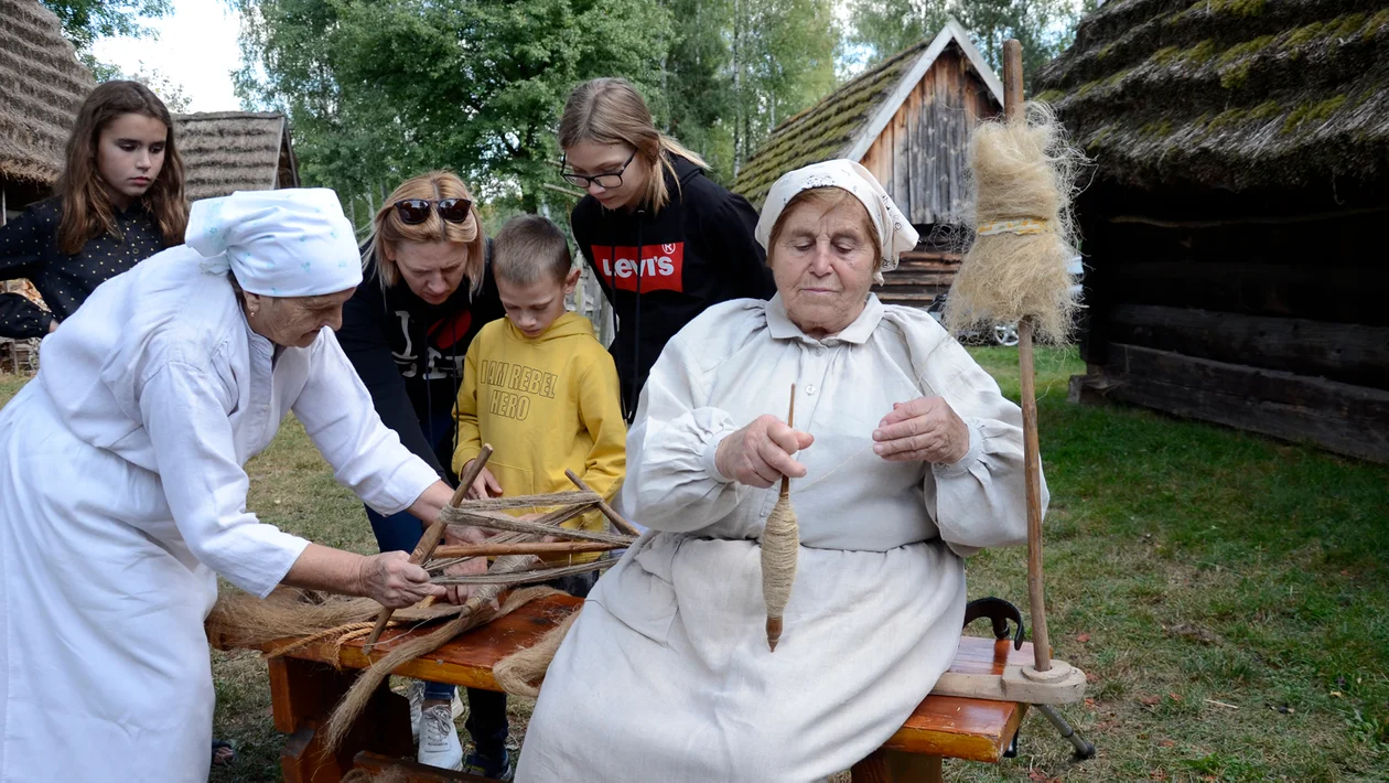 II Festiwal Kultury Lasowiackiej. Tłumy przyjechały na imprezę do skansenu w Kolbuszowej [ZDJĘCIA] - Zdjęcie główne