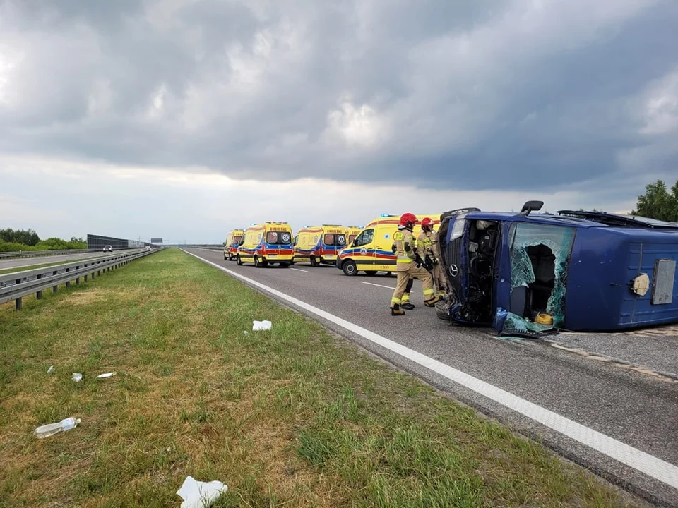 Poważny wypadek busa na autostradzie A4, są poszkodowani. Przyczyną było zaśnięcie kierowcy [ZDJĘCIA] - Zdjęcie główne