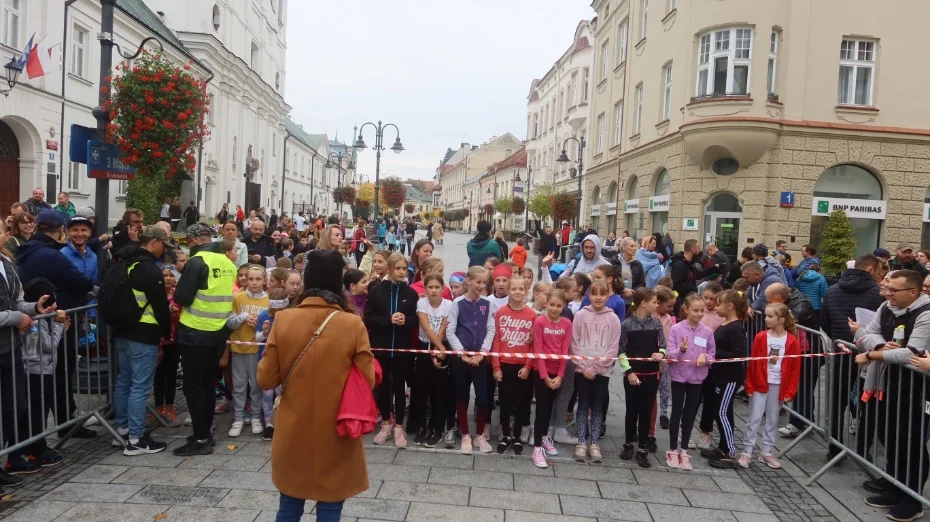 Biegi młodzieżowe 2022 w Rzeszowie. Mnóstwo uczestników [ZDJĘCIA, WIDEO]