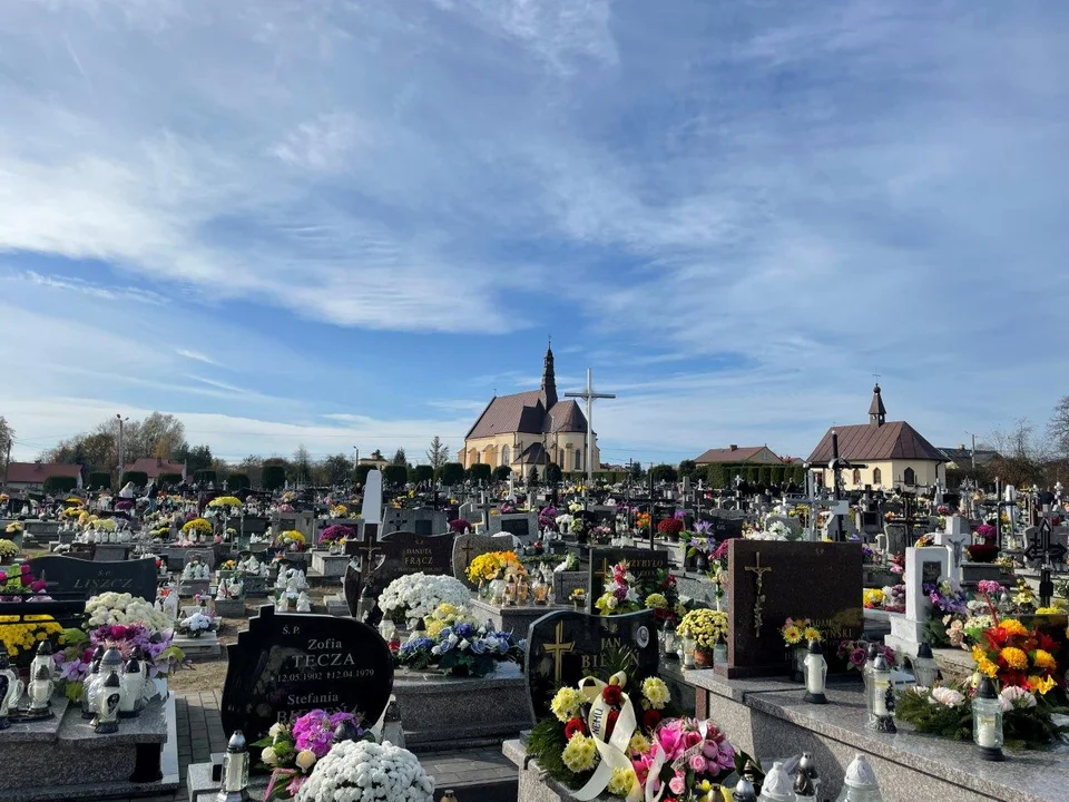 Cmentarz przy parafii Matki Bożej Królowej Polski w Widełce 1 listopada [ZDJĘCIA] - Zdjęcie główne