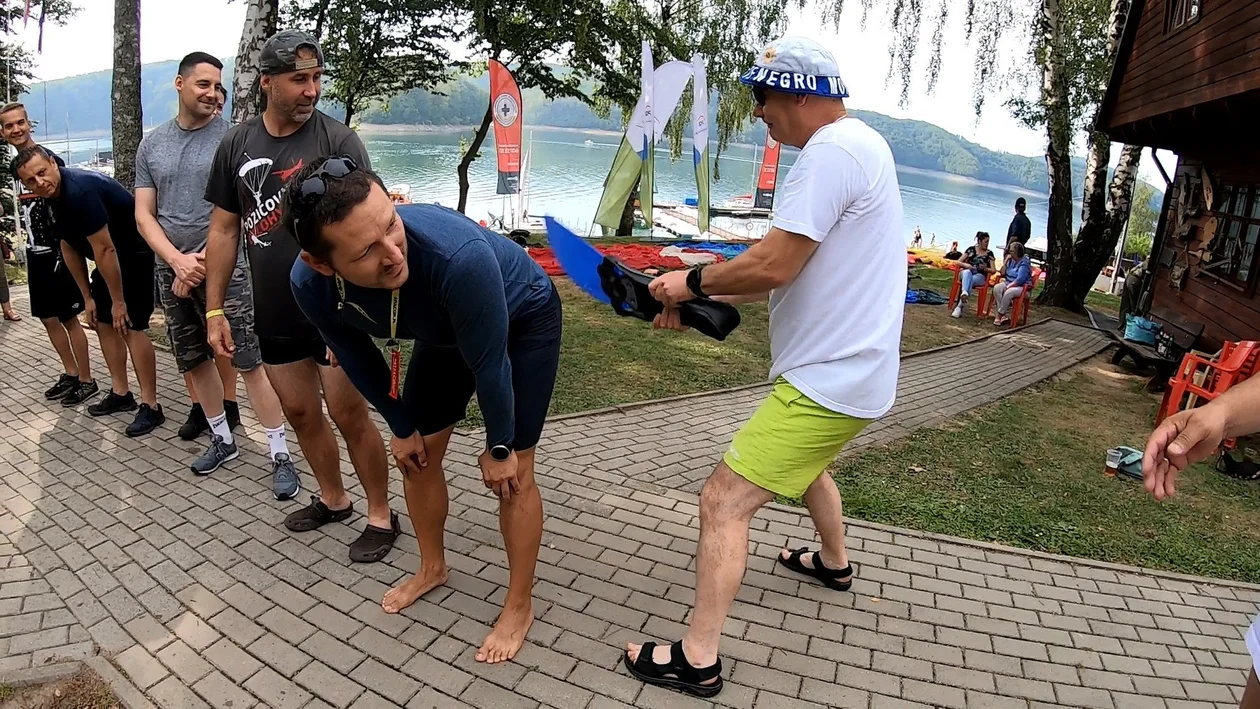 Skoki na spadochronie z lądowaniem w Jeziorze Solińskim