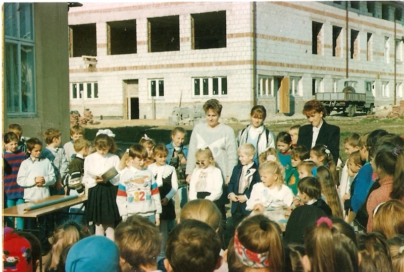 Szkoła w Kupnie na zdjęcia retro w latach 1993-2003