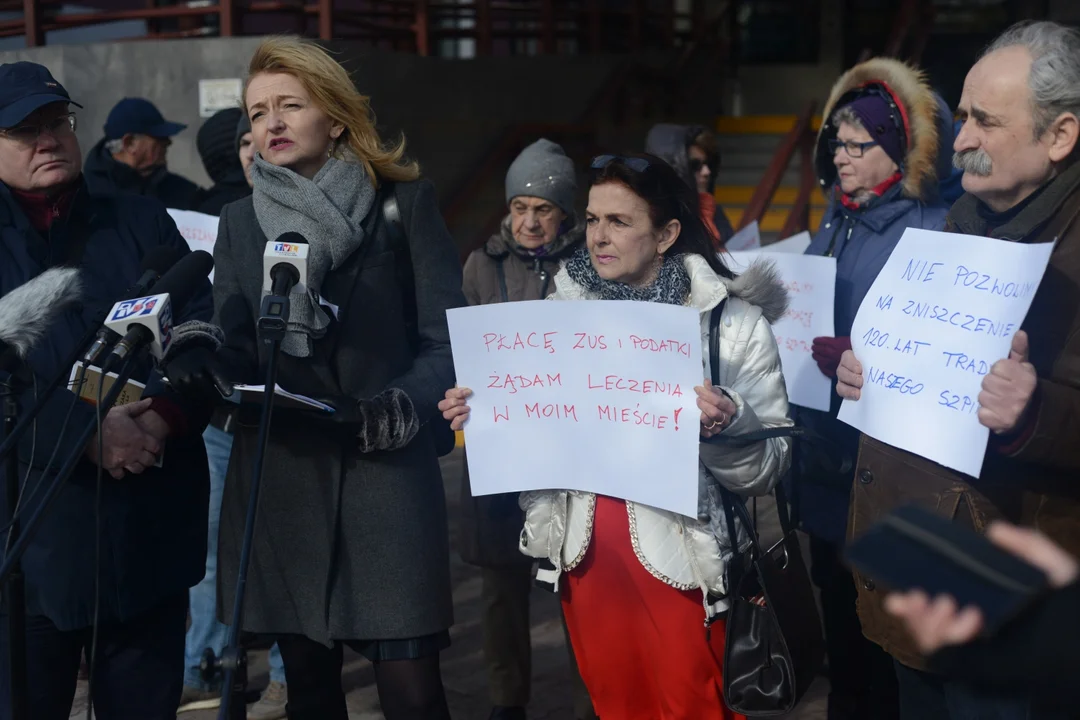 Pikieta przed Szpitalem Wojewódzkim w Tarnobrzegu