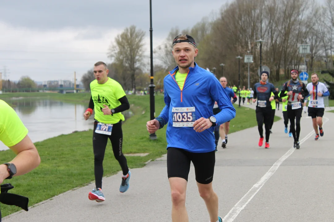 16. PKO Półmaraton Rzeszowski. Szczęśliwi biegacze na trasie oraz na meci