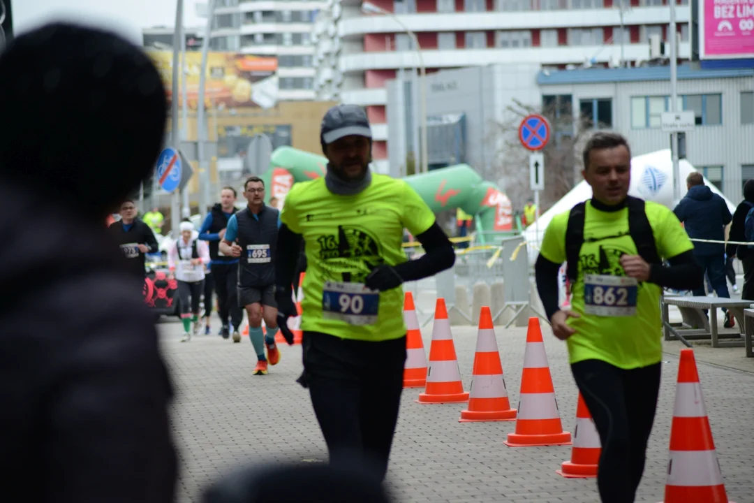 Mnóstwo biegaczy z całego regionu i nie tylko na 16. PKO Półmaratonie Rzeszowskim oraz 8. PKO Sztafecie Półmaratońskiej - zdjęcia część 2