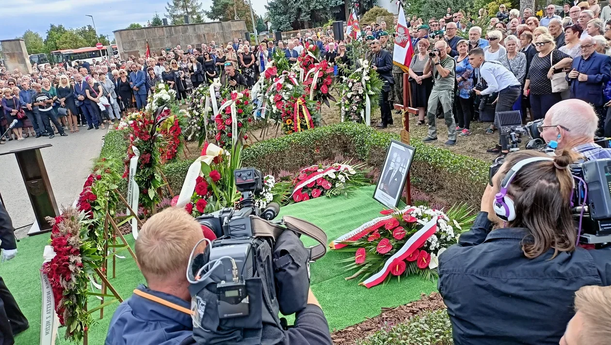 Rozpoczynają się uroczystości pogrzebowe Tadeusza Ferenca [RELACJA NA ŻYWO, ZDJĘCIA, WIDEO] - Zdjęcie główne