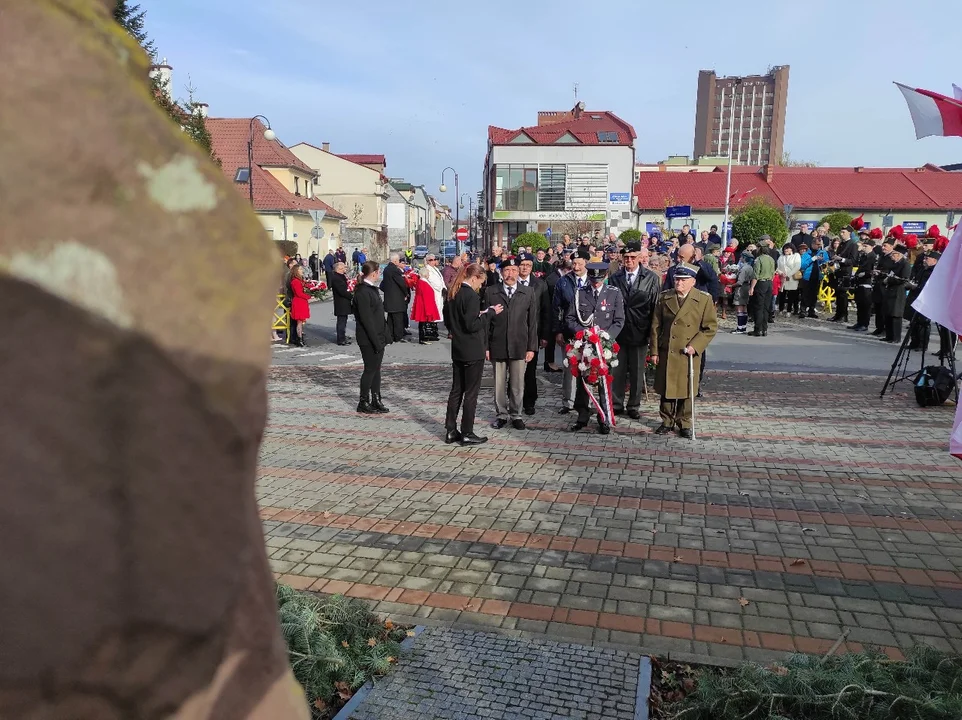 Narodowe Święto Niepodległości w Tarnobrzegu. Uroczystości przy pomniku Marszałka Józefa Piłsudskiego. - 104 lata temu narodziła się nowoczesna Polska - mówi prezydent miasta Dariusz Bożek [ZDJĘCIA - CZĘŚĆ 1]