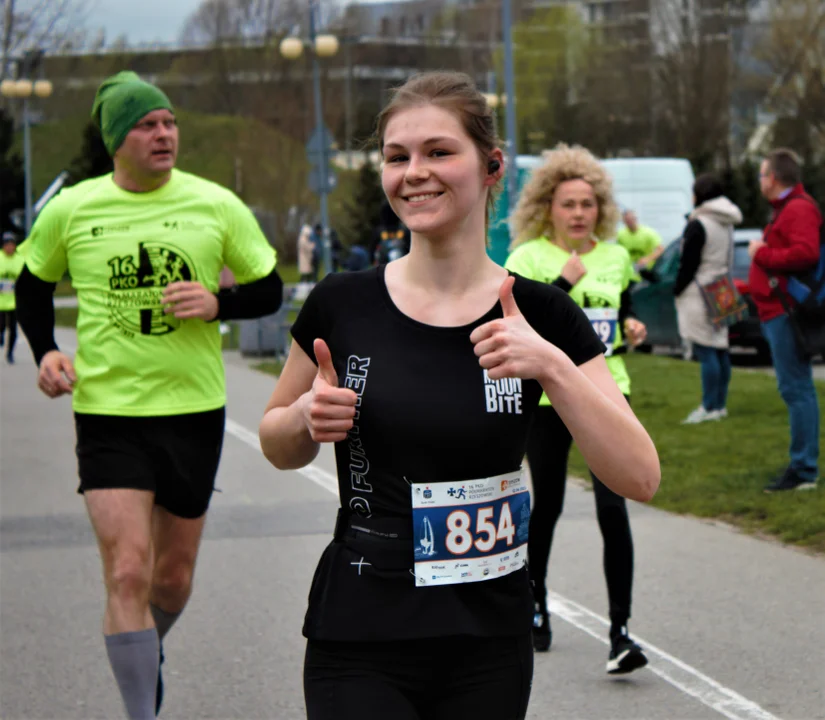 16. PKO Półmaraton Rzeszowski. Szczęśliwi biegacze na trasie oraz na meci