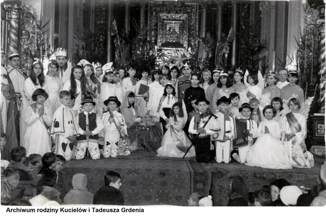 Jasełka w Klasztorze Ojców Dominikanów w Tarnobrzegu. Zobaczcie fotografie z 1965 roku. Może kogoś poznajecie? [ZDJĘCIA] - Zdjęcie główne