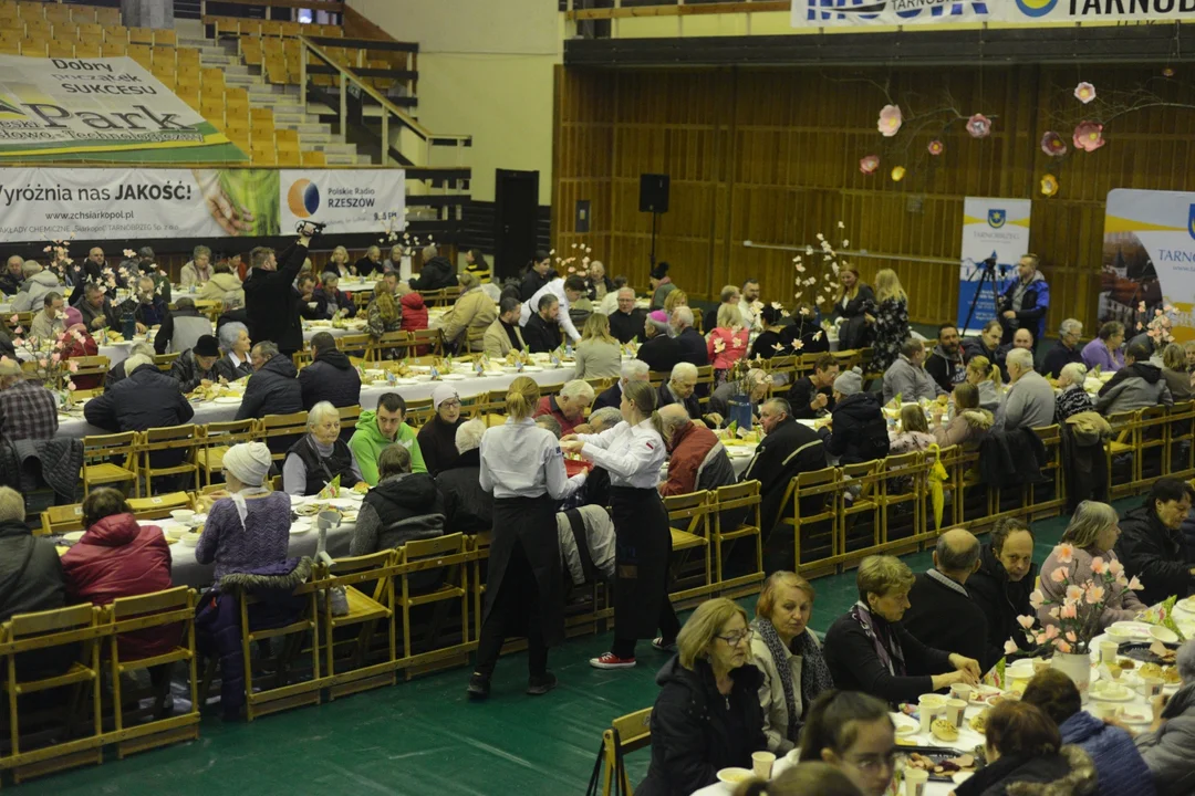 Śniadanie Wielkanocne dla samotnych i potrzebujących w Tarnobrzegu. Zobaczcie zdjęcia - Zdjęcie główne