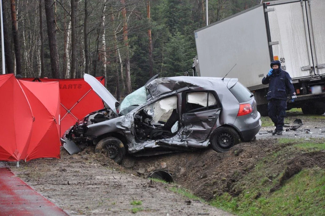 Tragiczny wypadek w Komorowie! Na drodze krajowej numer 9 doszło do zderzenia dwóch pojazdów [NOWE ZDJĘCIA] - Zdjęcie główne