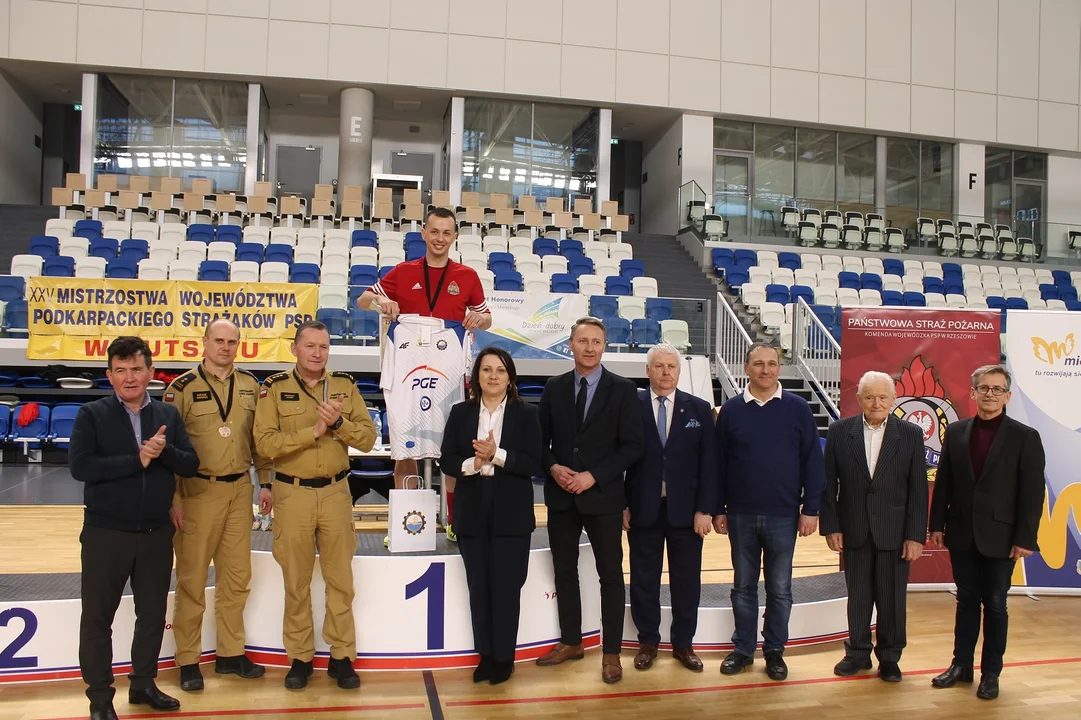 Strażacy z Mielca na podium zawodów w fusbalu