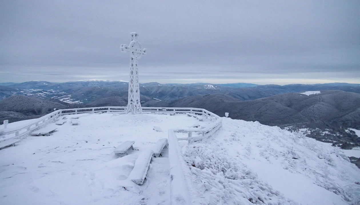 Bajkowa zima w Bieszczadach zapiera dech w piersiach. Zobaczcie zdjęcia ze szlaku z Wołosatego na Tarnicę - Zdjęcie główne