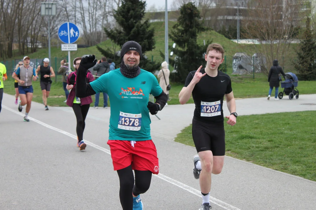 16. PKO Półmaraton Rzeszowski. Szczęśliwi biegacze na trasie oraz na meci