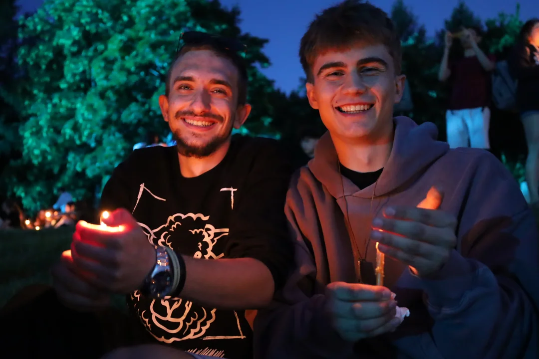 Uczestnicy ze świeczkami