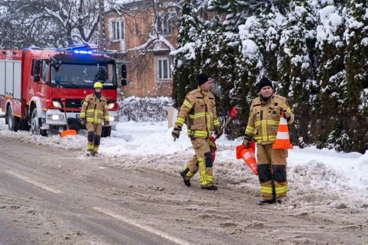 Strażacy z OSP pomagają w odśnieżaniu miasta! Podziękowania od prezydenta [ZDJĘCIA]