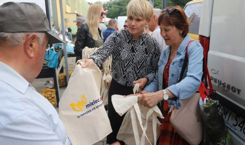 Z bazaru wyszli z torbami. Ekologiczna akcja mieleckiego Urzędu Miasta - Zdjęcie główne