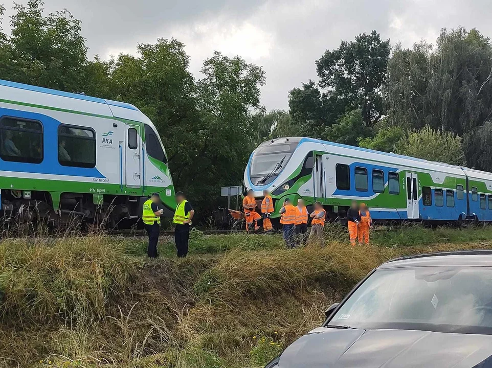 Wypadek w Rzeszowie. Szynobus wjechał w kosiarkę stojącą na torach. Są utrudnienia [ZDJĘCIA] - Zdjęcie główne