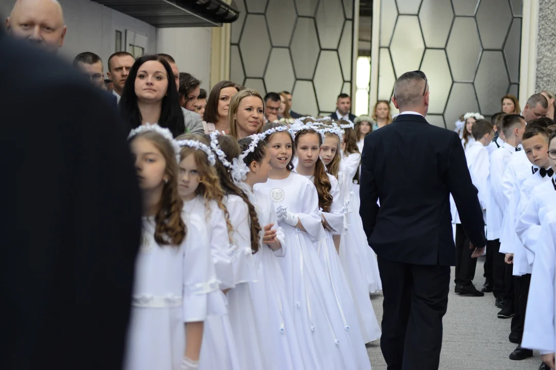 Pierwsza Komunia Święta dzieci ze Szkoły Podstawowej numer 10 w Tarnobrzegu. Parafia Matki Bożej Nieustającej Pomocy
