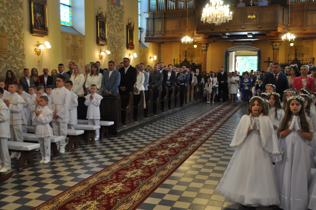 Uroczystość Pierwszej Komunii św. w Przecławiu dzieci ze SP w Przecławiu