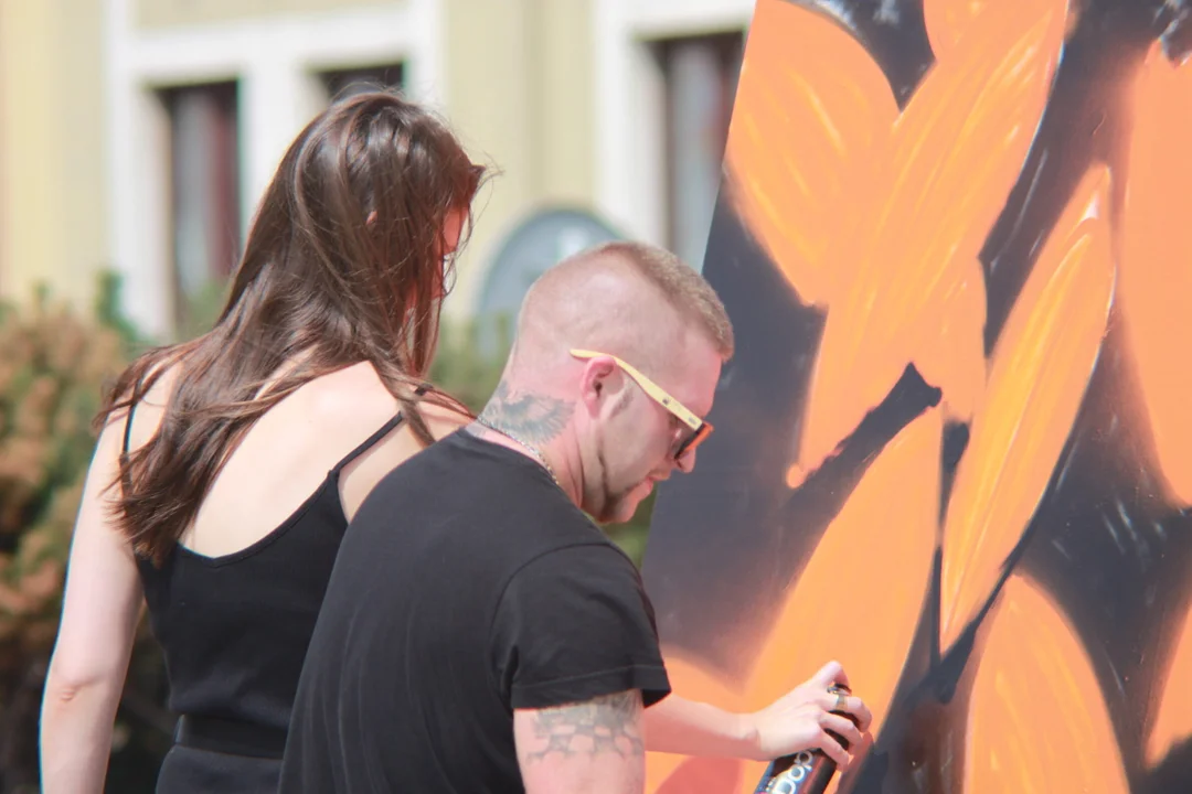 Plener sztuki ulicznej na rzeszowskim Rynku. Zobacz, jak krok po kroku powstawały dzieła na skwerze Kultury
