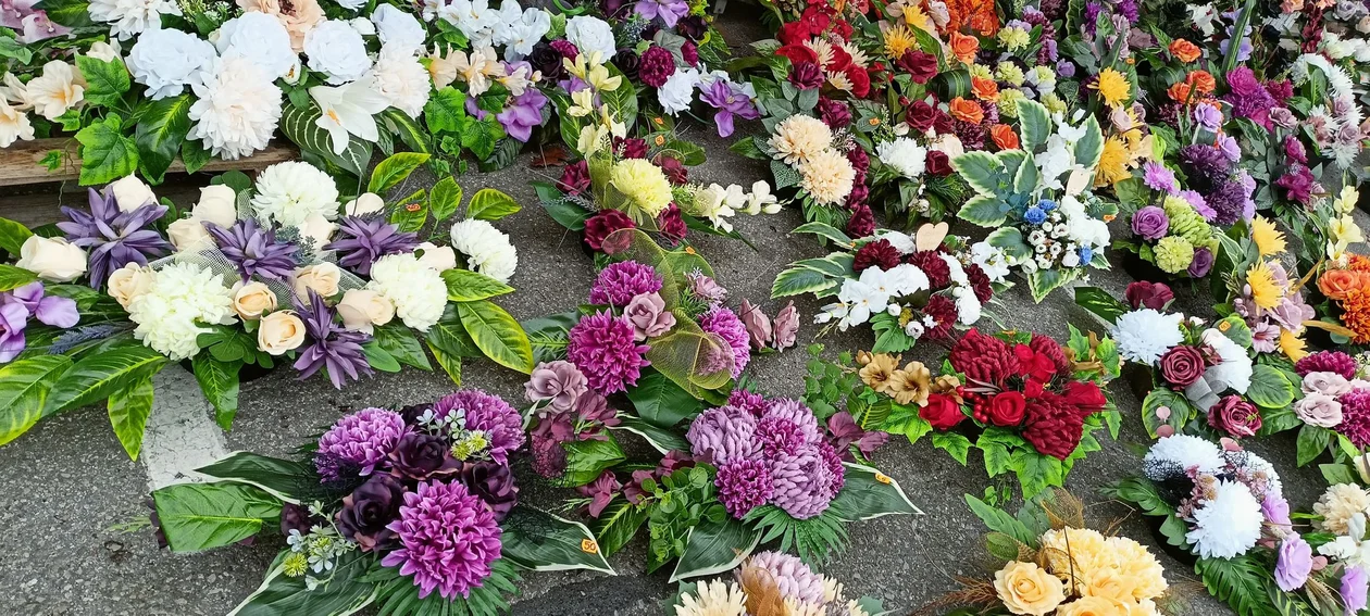 Giełda kwiatowa oraz znicze w Podkarpackim Centrum Hurtowym przy ul. Lubelskiej w Rzeszowie