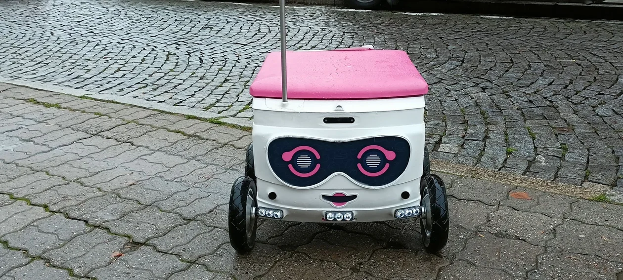 Robot "Kasia" z restauracji Hindy rozwozi rzeszowianom jedzenie