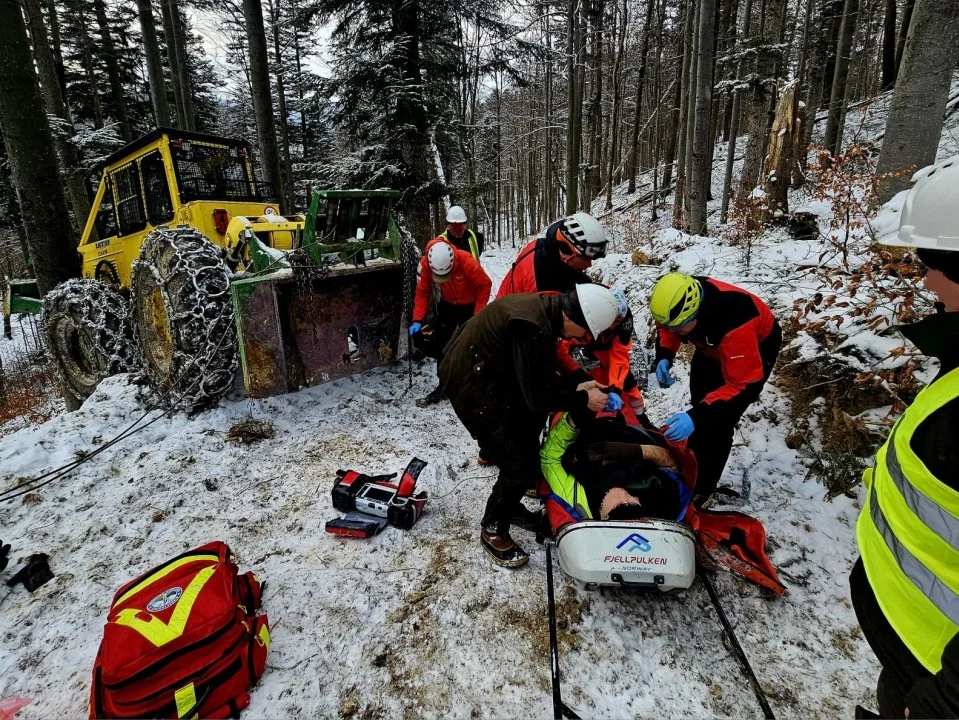 Bieszczady mężczyzna przygnieciony przez ciągnik