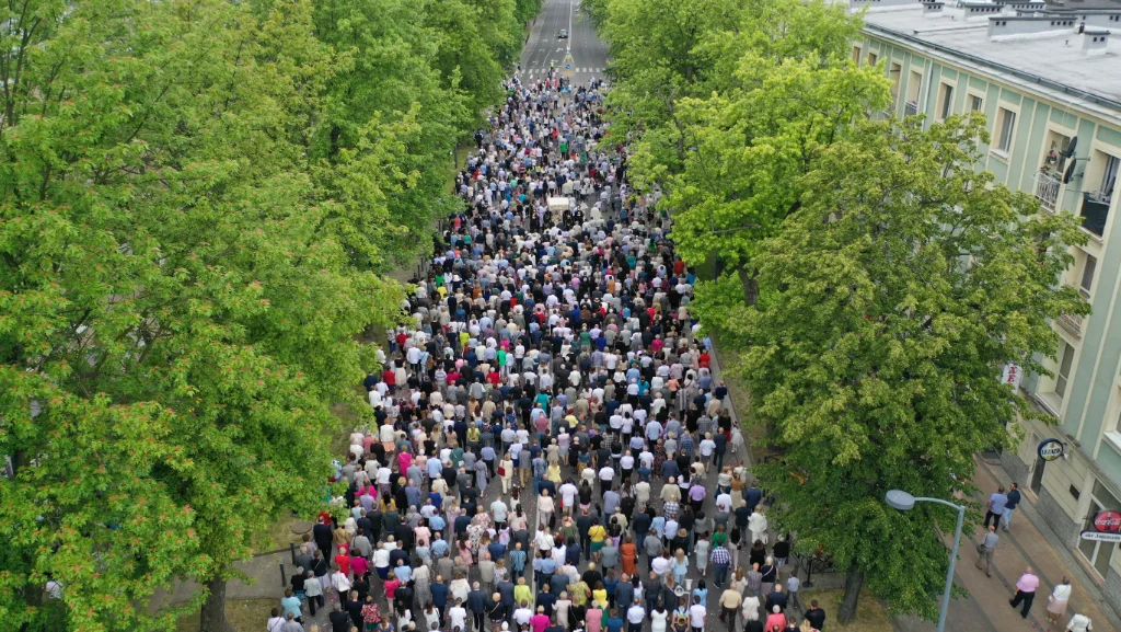 "Zróbcie mu miejsce...". Procesja eucharystyczna na Osiedlu w Mielcu [ZDJĘCIA, DRON] - Zdjęcie główne