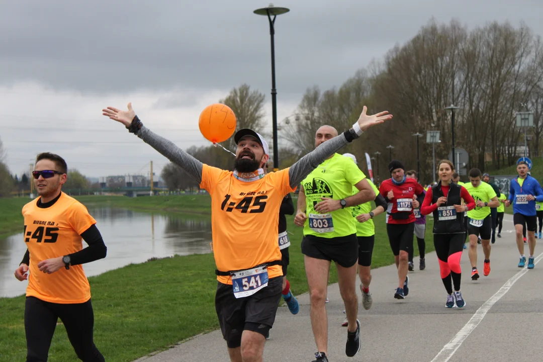 16. PKO Półmaraton Rzeszowski. Szczęśliwi biegacze na trasie oraz na meci