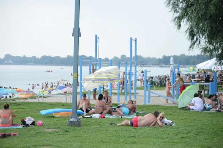 Jezioro Tarnobrzeskie w niedzielne południe