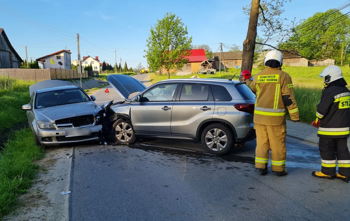 Czołowe zderzenie osobówek w Przewrotnem. W stłuczce brali udział dwaj mieszkańcy gminy Raniżów [ZDJĘCIA] - Zdjęcie główne