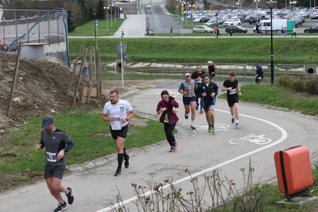 16. PKO Półmaraton Rzeszowski. Szczęśliwi biegacze na trasie oraz na meci