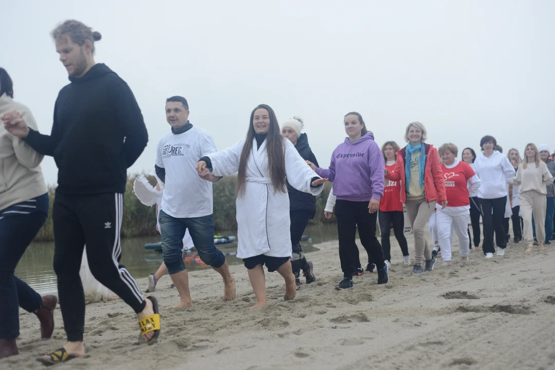 "Jezioro Aniołów" nad Jeziorem Tarnobrzeskim - zatańczyli poloneza na plaży