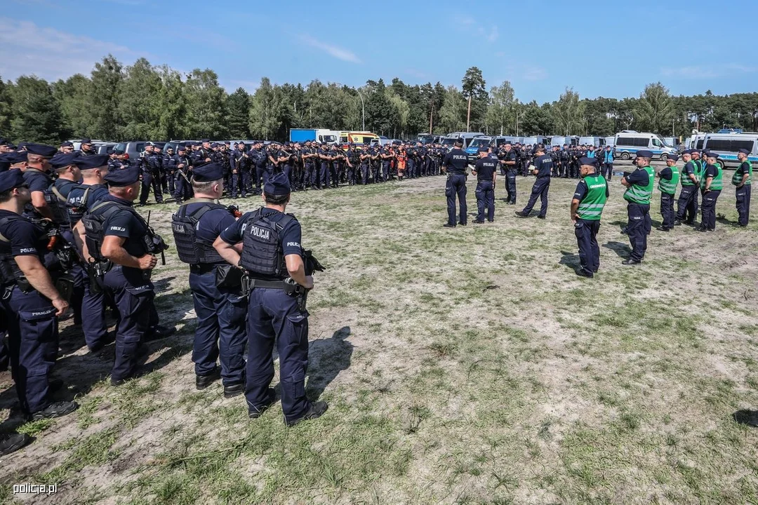 Wielkie ćwiczenia policji na poligonie w Nowej Dębie