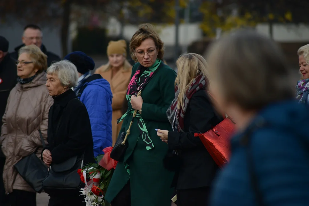 Narodowe Święto Niepodległości w Tarnobrzegu. Uroczystości przy pomniku Marszałka Józefa Piłsudskiego. - 104 lata temu narodziła się nowoczesna Polska - mówi prezydent miasta Dariusz Bożek [ZDJĘCIA - CZĘŚĆ 1]