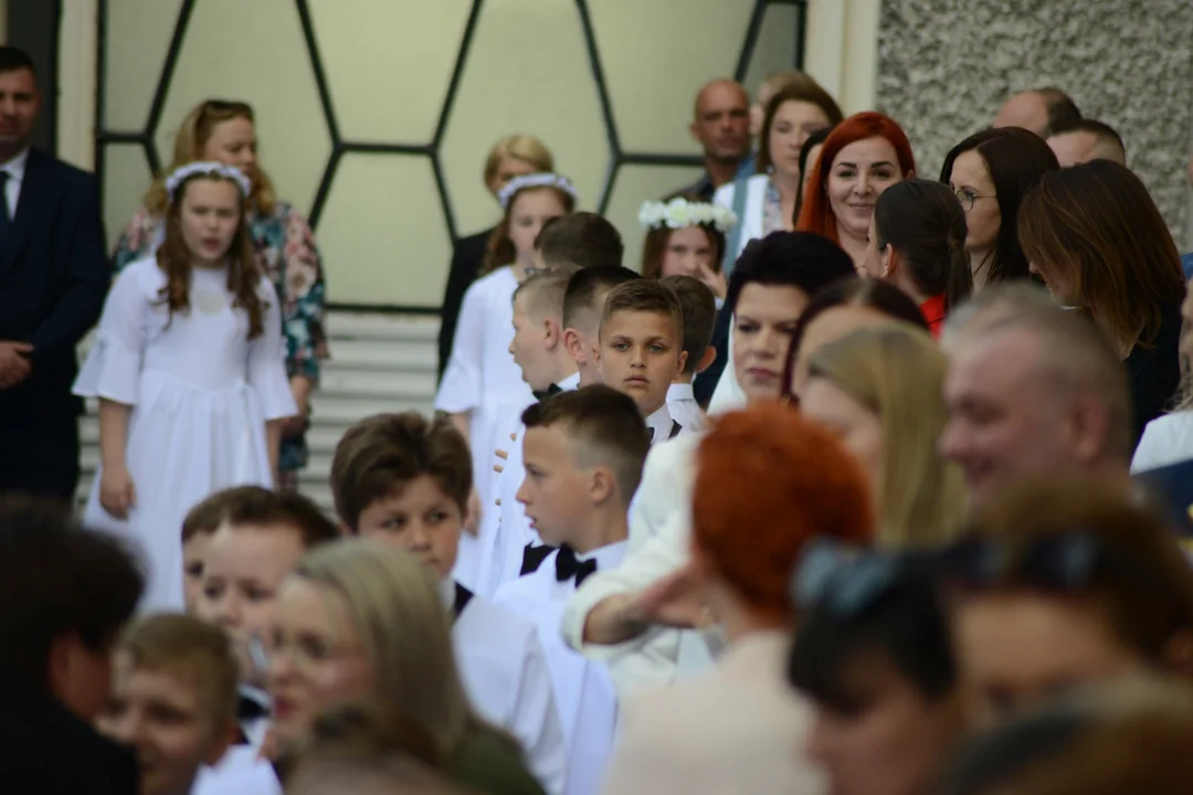 Pierwsza Komunia Święta dzieci ze Szkoły Podstawowej numer 10 w Tarnobrzegu. Parafia Matki Bożej Nieustającej Pomocy