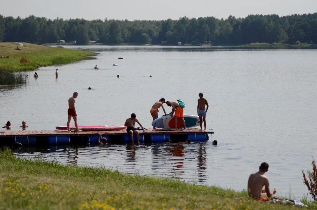 Tłumy nad zalewem w Wilczej Woli