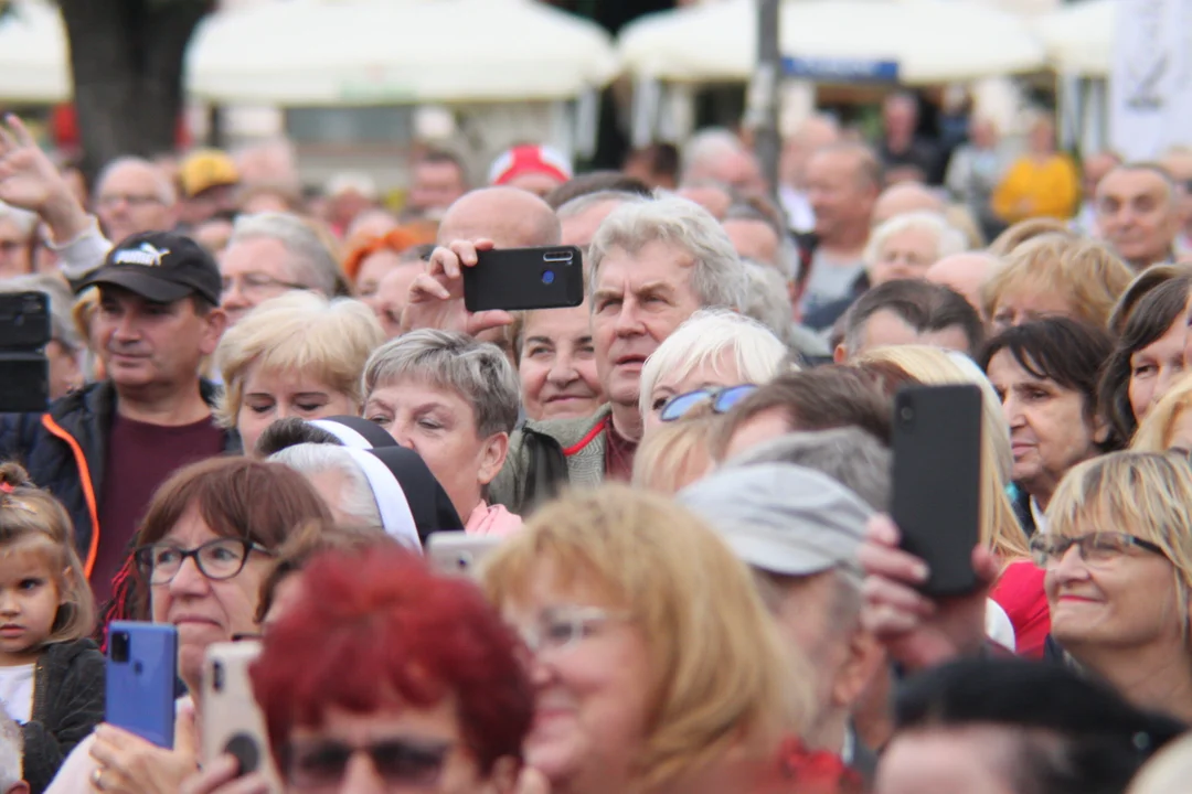 Seniorzy otrzymali klucze do miasta. Koncert Eleni rozpoczął Senioralia 2022