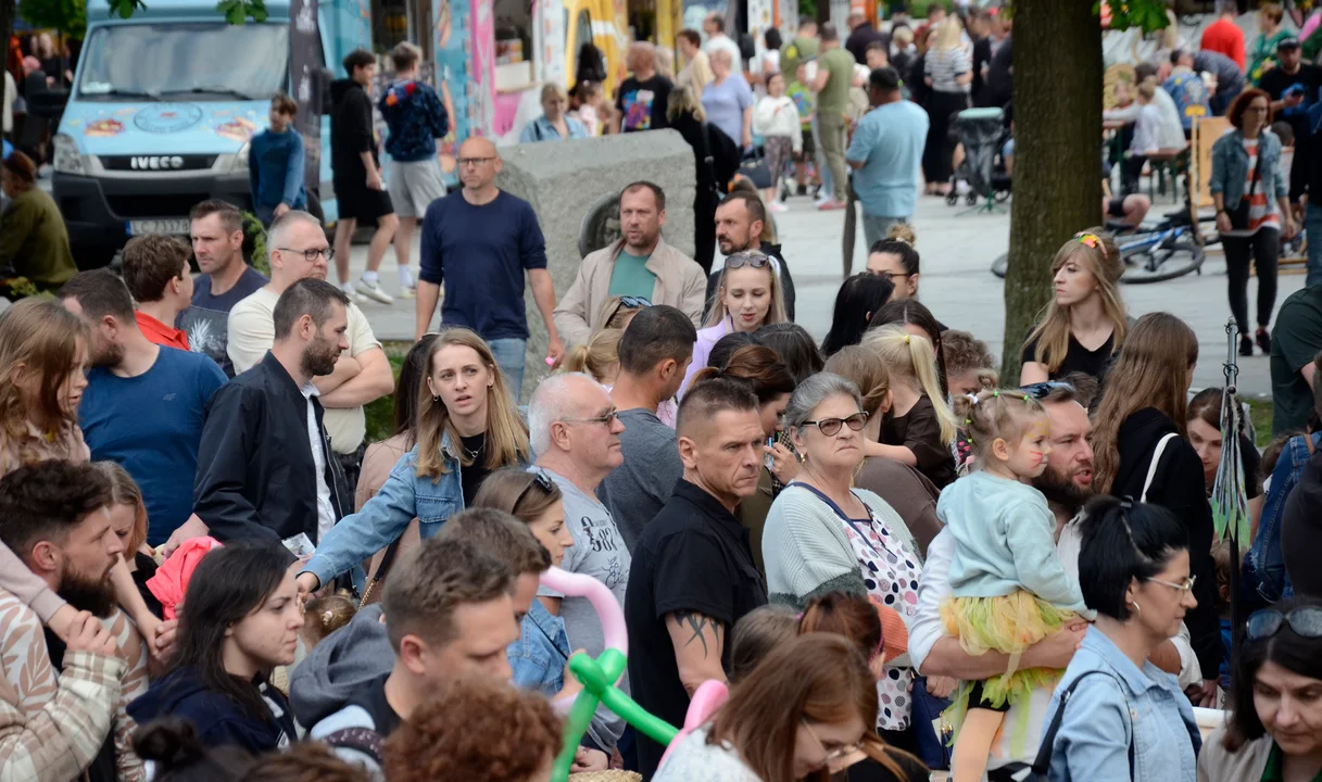 Żarciowozy znów w Nowej Dębie. Mieszkańcy próbują kuchni z różnych części świata [ZDJĘCIA-WIDEO] - Zdjęcie główne