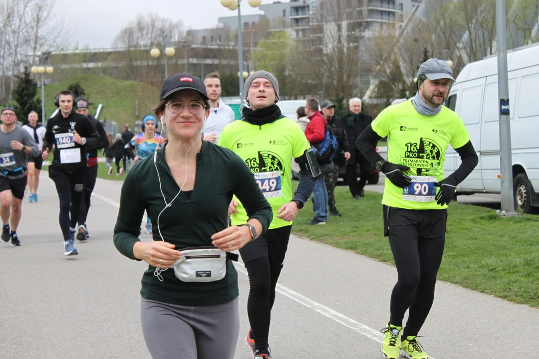 16. PKO Półmaraton Rzeszowski. Szczęśliwi biegacze na trasie oraz na meci