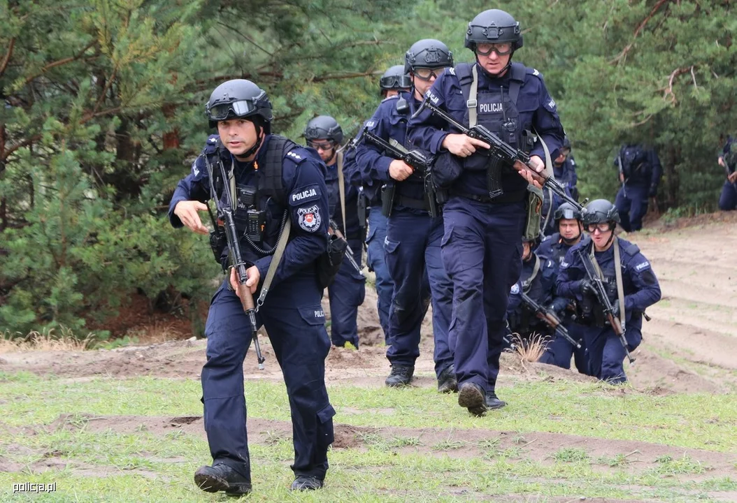 Wielkie ćwiczenia policji na poligonie w Nowej Dębie