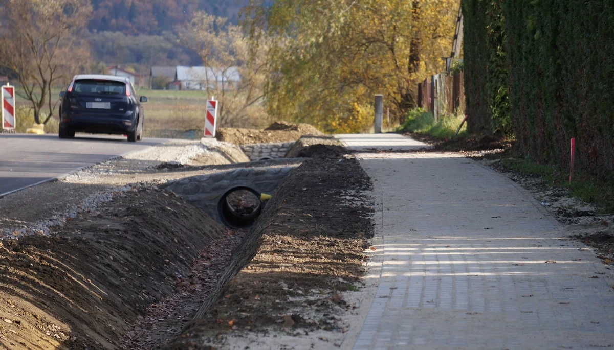 Trwa przebudowa drogi będącej ważnym szlakiem komunikacyjnym w Bieszczady. Prace mają zakończyć się jeszcze w tym roku [ZDJĘCIA] - Zdjęcie główne